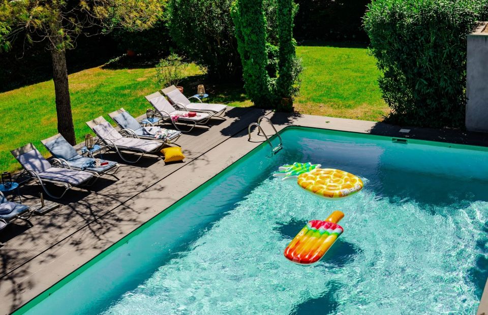 piscine ensoleillé de l'hôtel avec bouées gonflables - le safari hotel carpentras