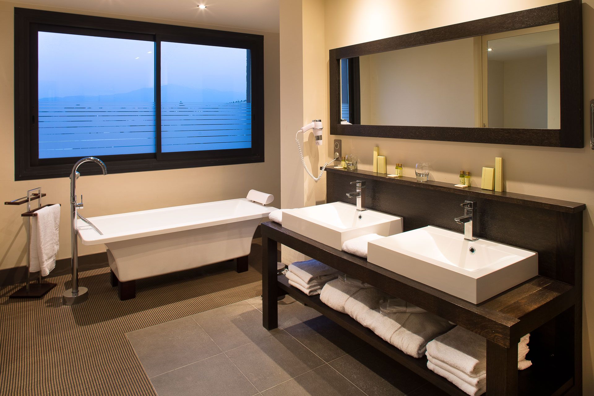salle de bain avec baignoire de la suite - hotel safari carpentras
