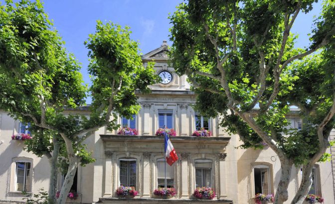 vue sur la mairie à Carpentras