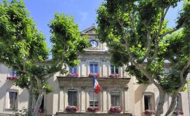 vue sur la mairie à Carpentras