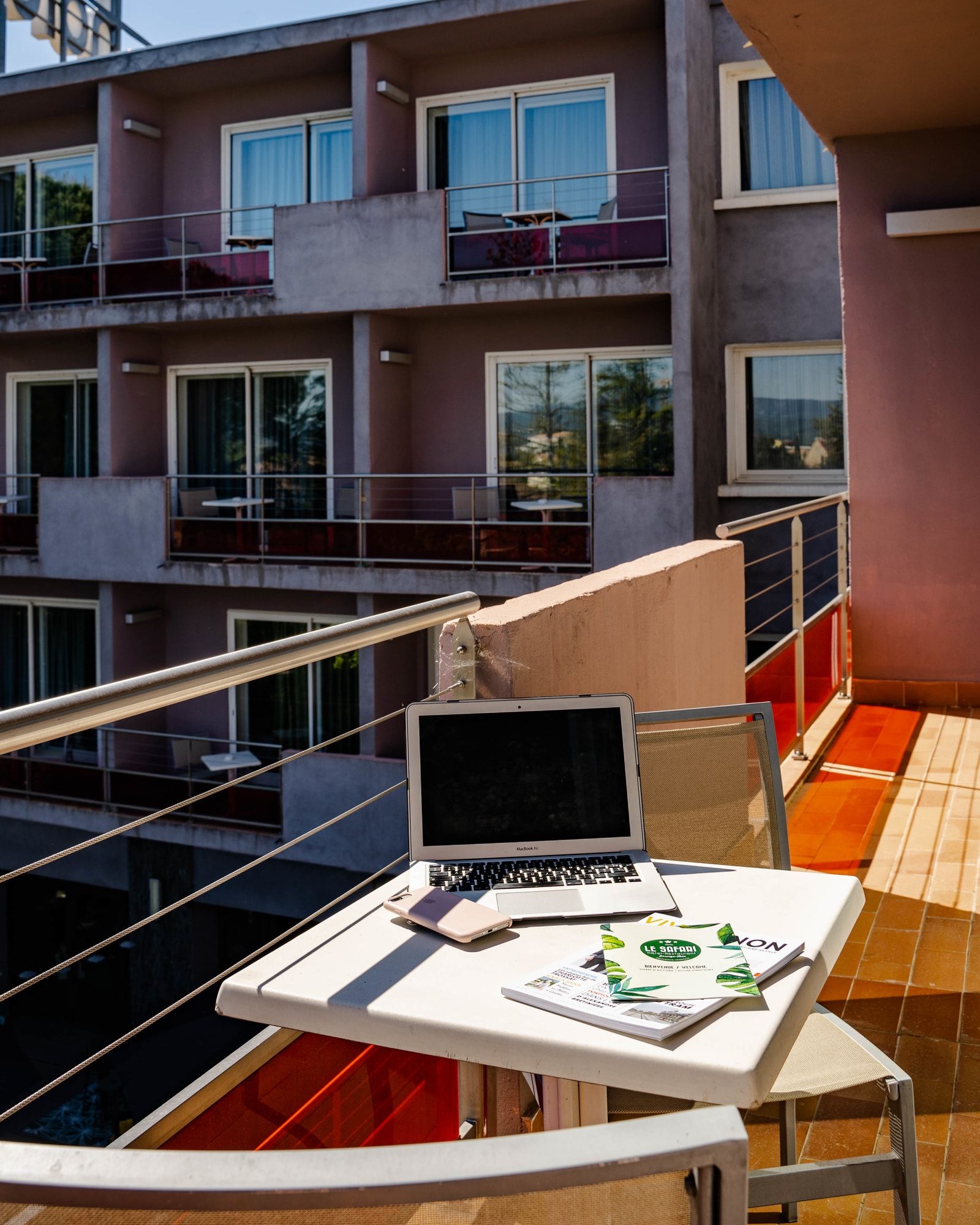 télétravail sur terrasse de la chambre suite - hotel safari carpentras