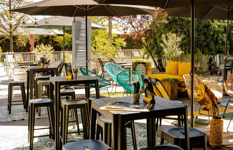 terrasse extérieure du restaurant de l'hôtel le safari - restaurant carpentras