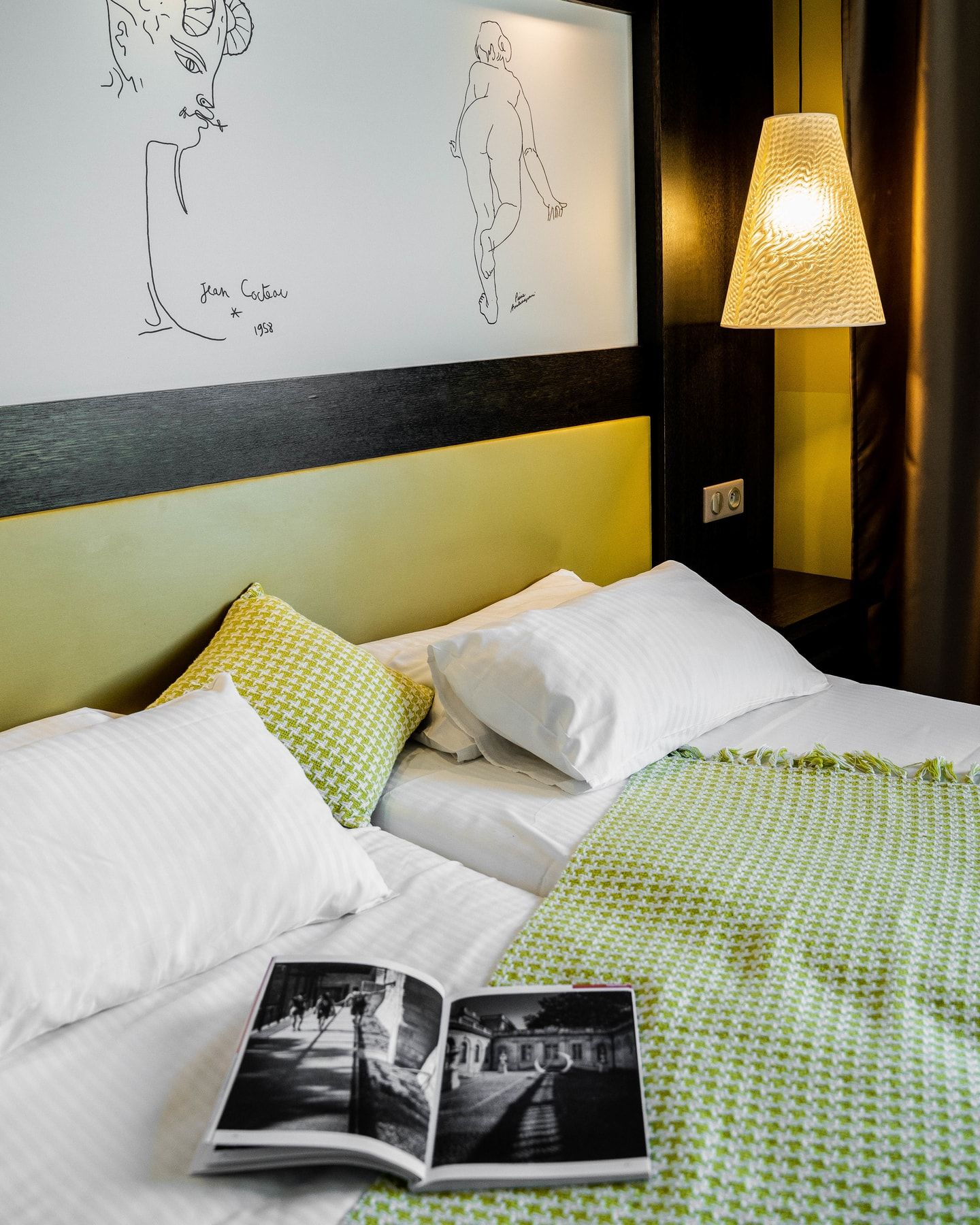 magazine posé sur lits jumeaux chambre double côté piscine - safari hôtel carpentras