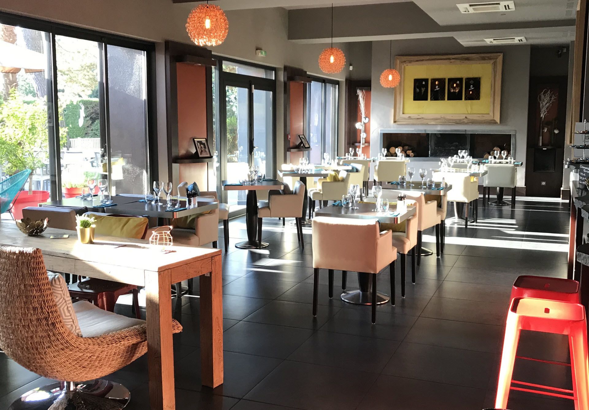 Salle intérieure de restaurant hôtel Carpentras