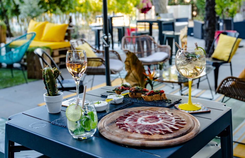 table extérieure avec boissons et tapas au safari hôtel - bar carpentras