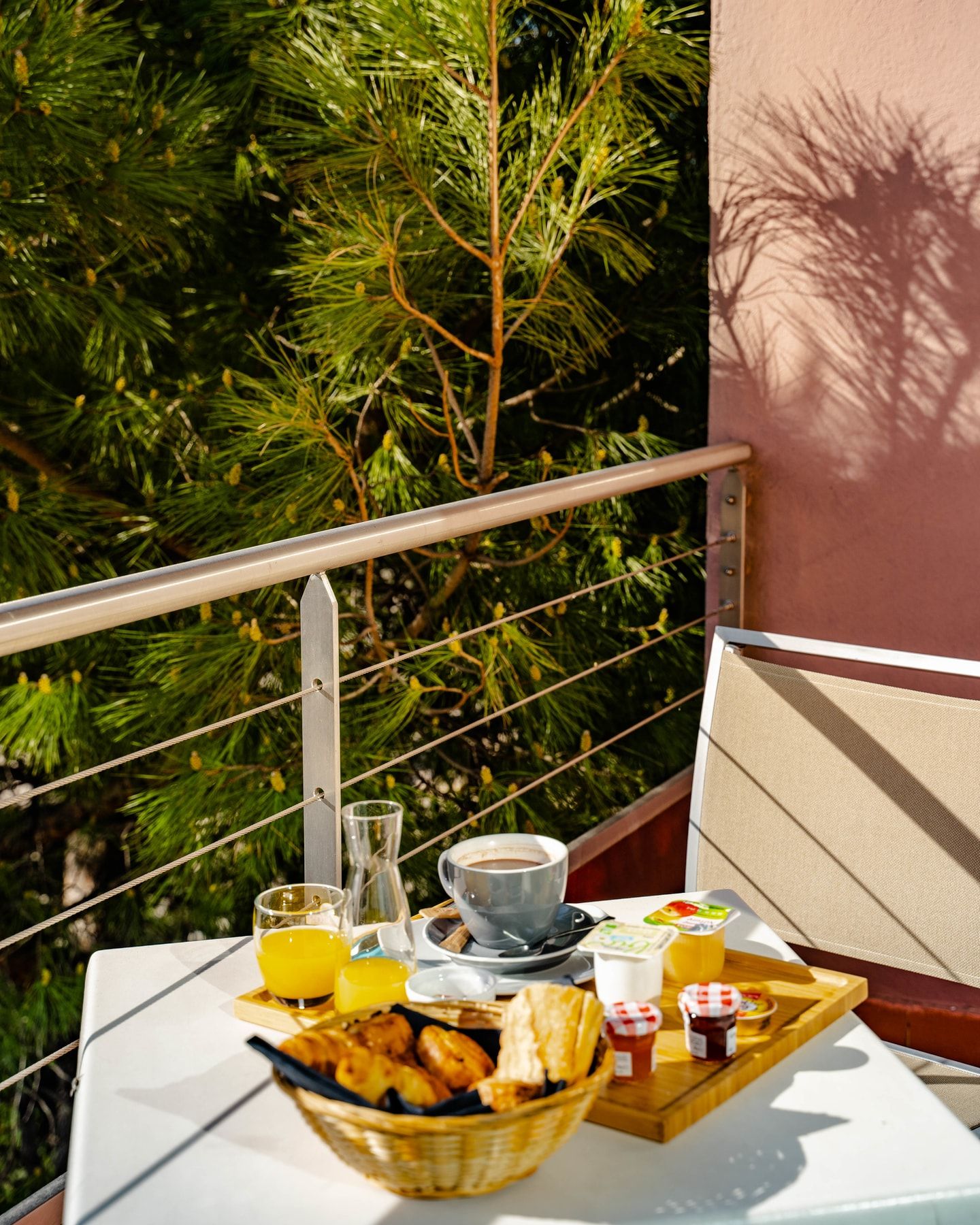 petit déjeuner sur terrasse chambre pmr - safari hôtel
