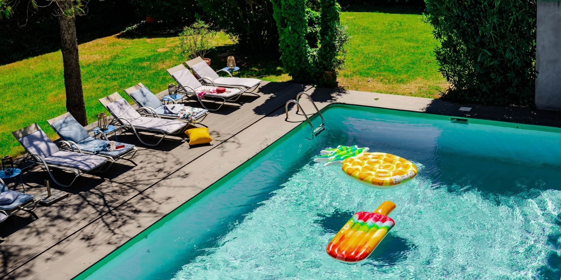 piscine ensoleillé de l'hôtel avec bouées gonflables - le safari hotel carpentras