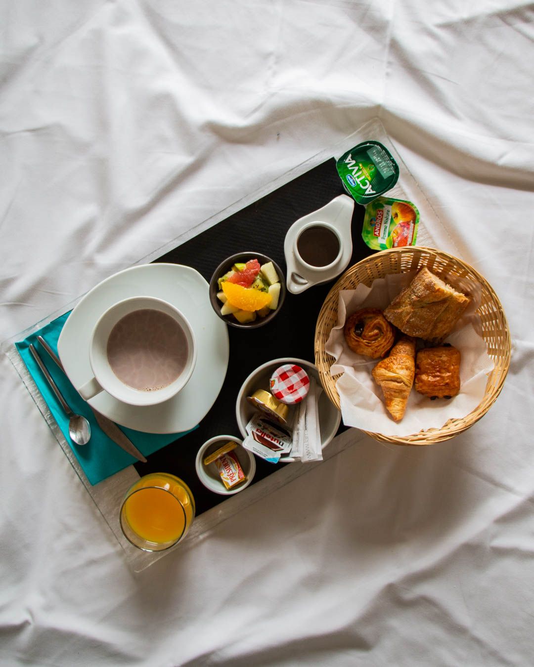 petit déjeuner au lit chambre double côté cours - safari hotel