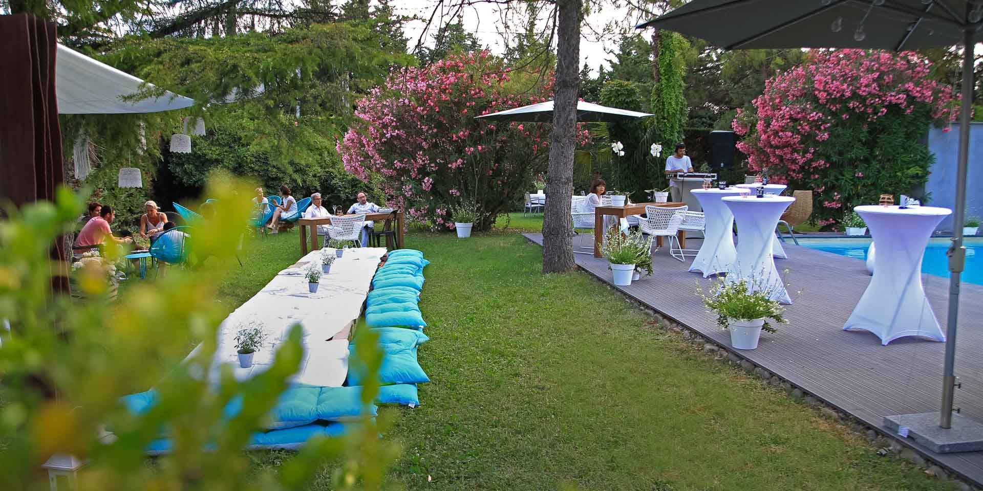 soirée d'été côté piscine à l'hôtel - le safari hotel carpentras