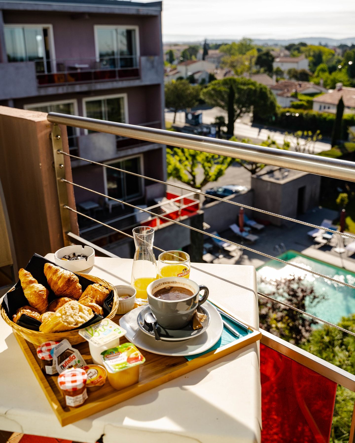 petit déjeuner sur terrasse avec vue sur la piscine - safari hôtel carpentras