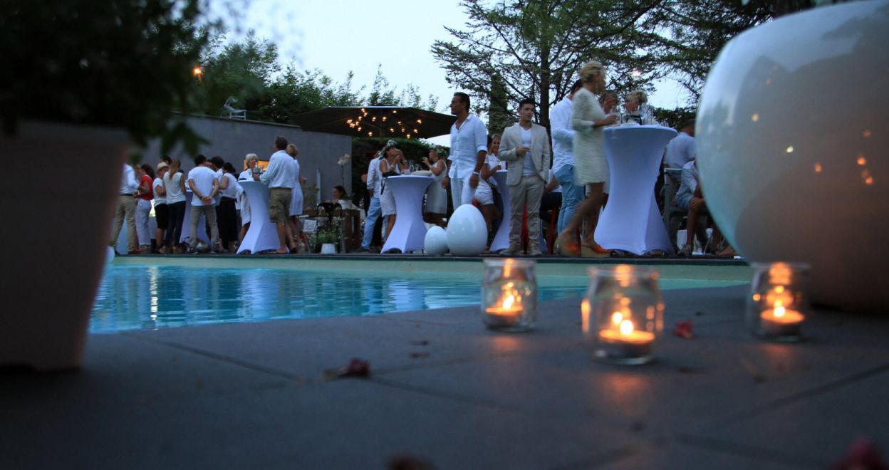 soirée d'été autour de la piscine de l'hôtel - le safari hotel carpentras